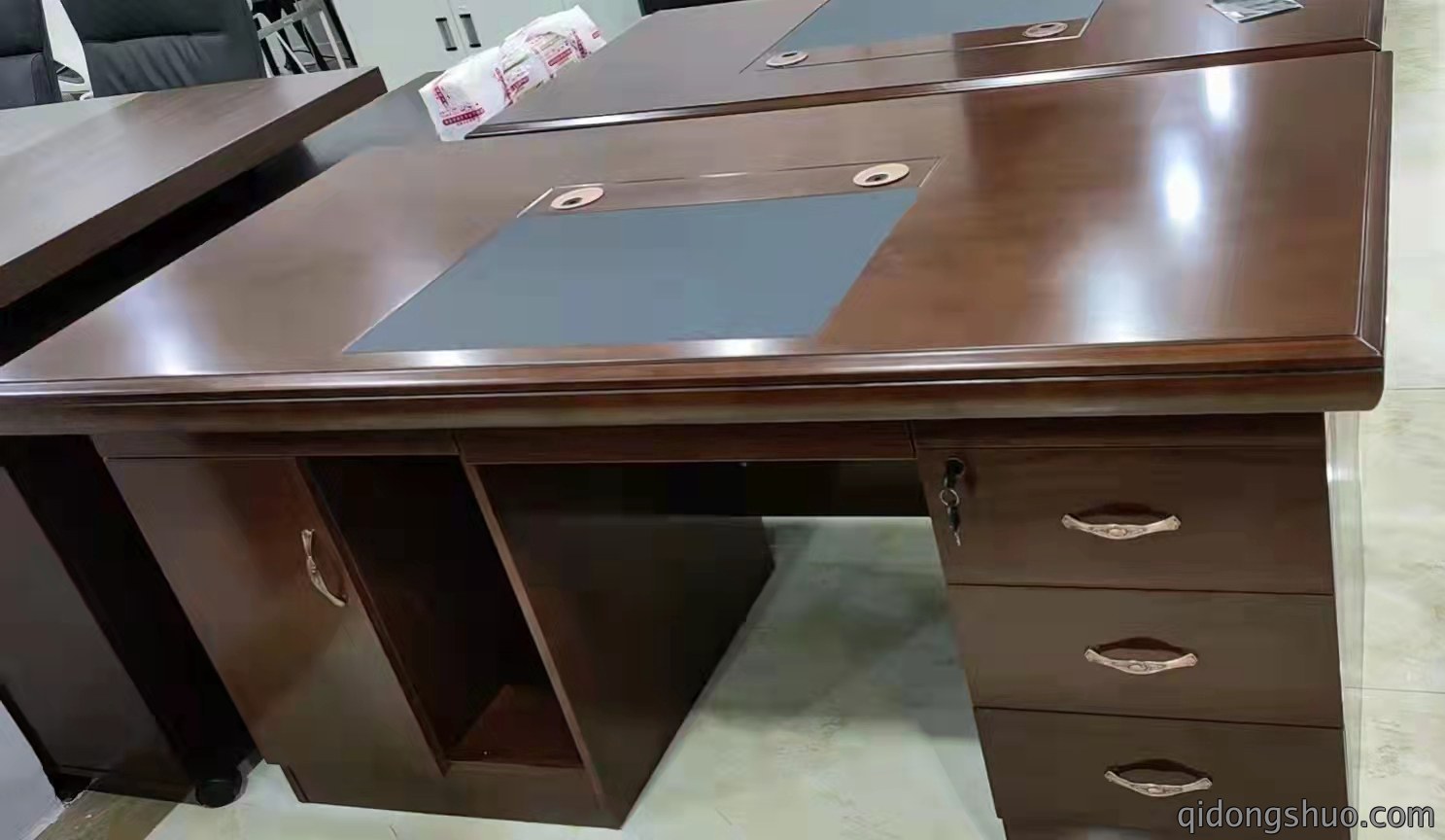 办公桌价格：2560元