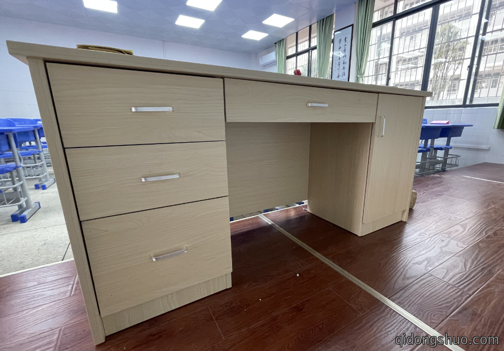 办公桌价格：1707元